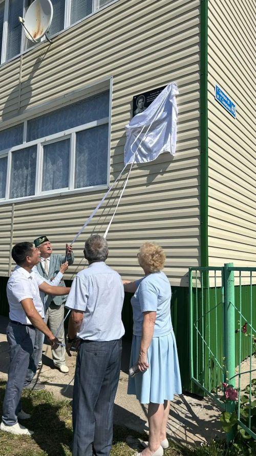 Бүген Сабада  тарихчы Рәйсә Сираҗиева яшәгән йортка истәлек тактасы куелды