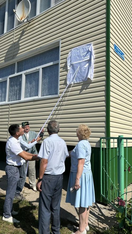 Бүген Сабада  тарихчы Рәйсә Сираҗиева яшәгән йортка истәлек тактасы куелды