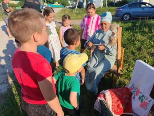 Иске Мичән авылының Зөбәрҗәт чишмәсе янында «Әбиемдә кунакта» исемле күңел ачу кичәсе оештырылды