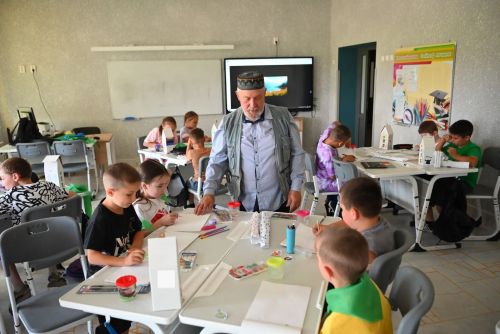 Саба укучылары югары технологияләр, робот техникасы һәм цифрлы иҗат сменасында ял итә