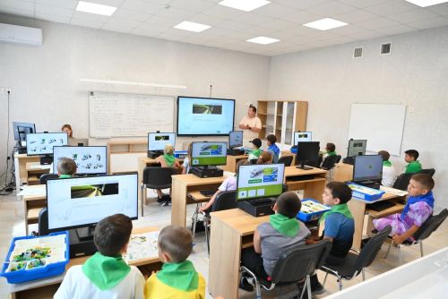 Саба укучылары югары технологияләр, робот техникасы һәм цифрлы иҗат сменасында ял итә