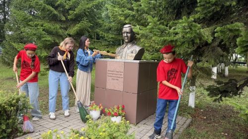 Саба гимназиясе активистлары Герой Гали Закиров һәйкәле янындагы территорияне чистартты