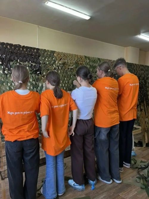 Саба волонтерлары  маскировка челтәрләре үреп, ярдәм күрсәтте