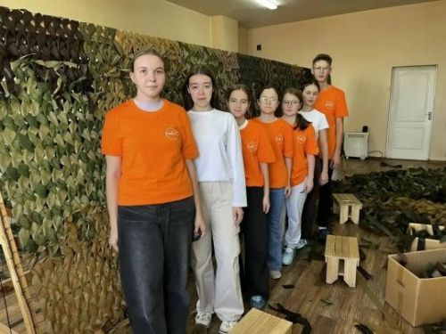 Саба волонтерлары  маскировка челтәрләре үреп, ярдәм күрсәтте