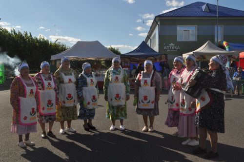 Үзәк мәйданны районыбызның фольклор коллективлары чыгышы бизәде