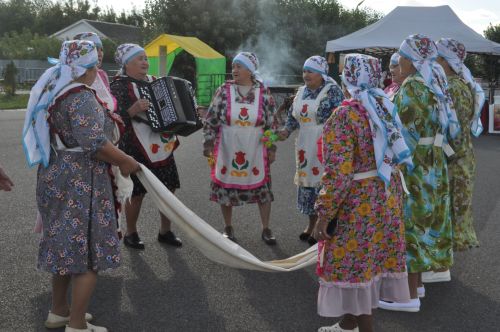 Үзәк мәйданны районыбызның фольклор коллективлары чыгышы бизәде