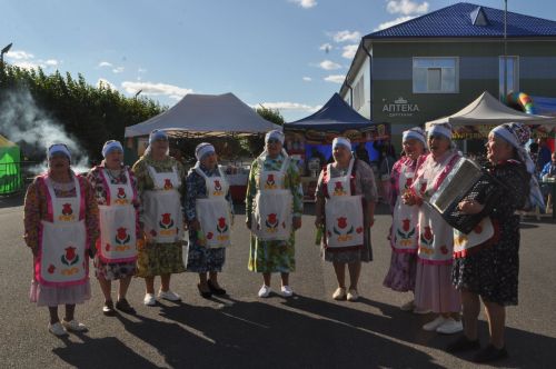 Үзәк мәйданны районыбызның фольклор коллективлары чыгышы бизәде