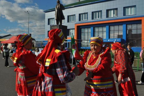 Үзәк мәйданны районыбызның фольклор коллективлары чыгышы бизәде