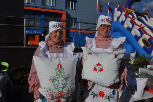 Үзәк мәйданны районыбызның фольклор коллективлары чыгышы бизәде