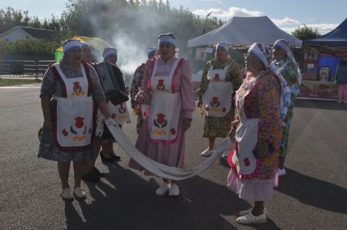 Үзәк мәйданны районыбызның фольклор коллективлары чыгышы бизәде