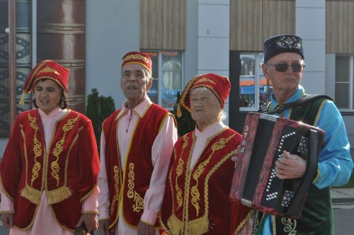 Үзәк мәйданны районыбызның фольклор коллективлары чыгышы бизәде
