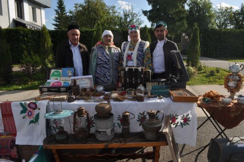 Үзәк мәйданны районыбызның фольклор коллективлары чыгышы бизәде