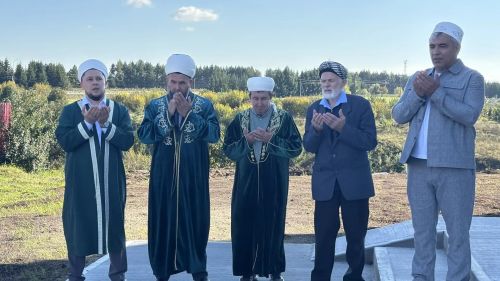 Вакытсыз арабыздан киткән уллары истәлегенә: Сабада „Айнур“ мәчетенең манарасына ай куелды
