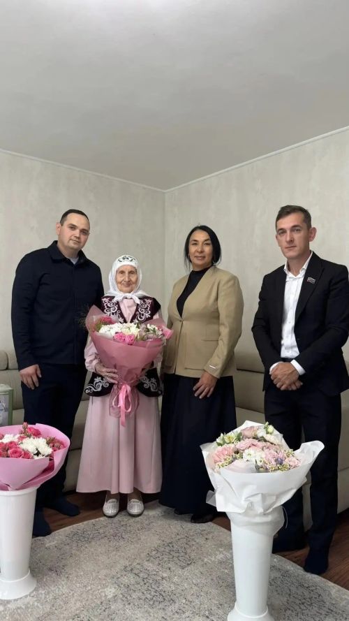 90 яшьлек матур гомер бәйрәме: Явлаштауда Сәүдә Әхмәтҗанованы котладылар