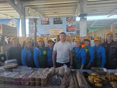 Казанда Рөстәм Миңнеханов яшьләрнең авыл хуҗалыгы һәм техник иҗат күргәзмәсен карады