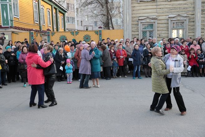 "Болгар" радиосы урамда уздырган концертны меңнән артык кеше карады