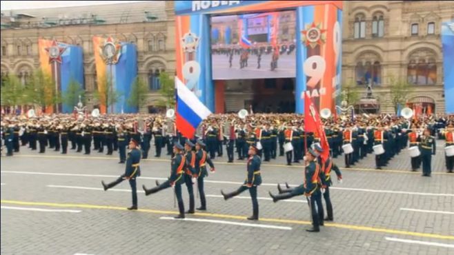 Татарстанлы Кызыл мәйданга Җиңү байрагын алып чыкты