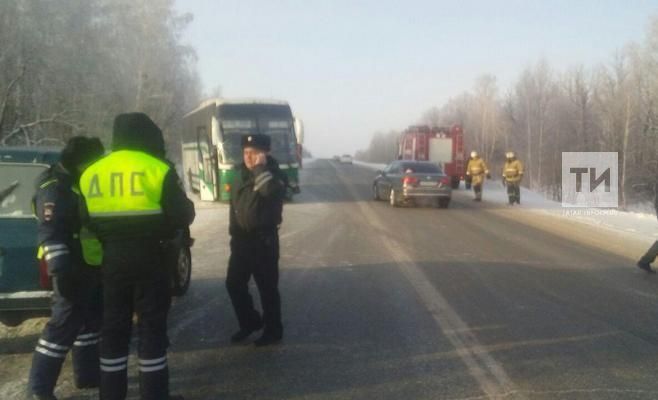 Бөгелмә районында автобус белән такси бәрелешкән урыннан видео пәйда булды