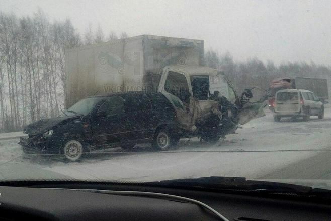 Казан янында йөк машинасы белән җиңел автомобиль бәрелешкән