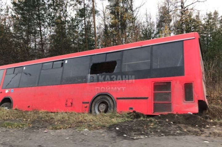 Казанда кызыл автобус юл кырыена төшеп киткән