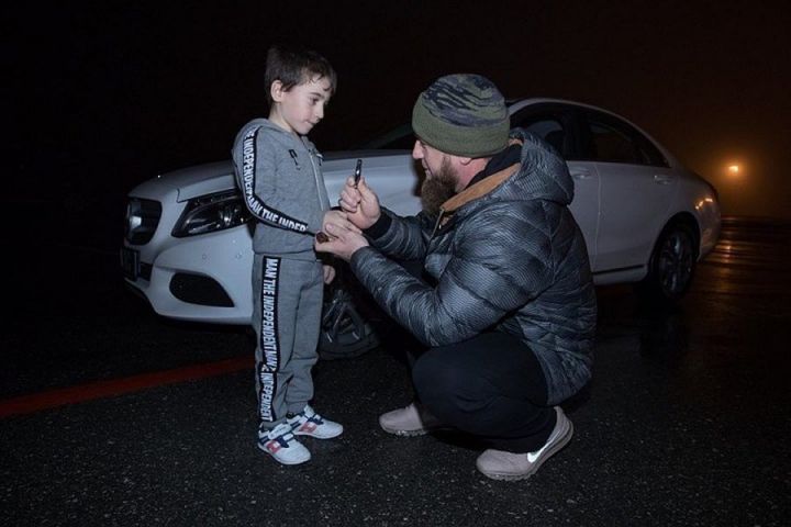 Рамзан Кадыров 5 яшьлек балага ап-ак Mercedes бүләк итә [фото-видео]