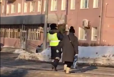 В Казани инспектор ГИБДД перенес малышку на руках через дорогу