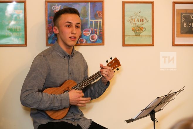 Музыкант Булат Шәймиев татар җырларын гавай гитарасында башкарды