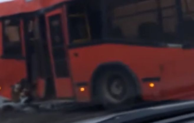 Казанда трамвай автобусны бәрдергән