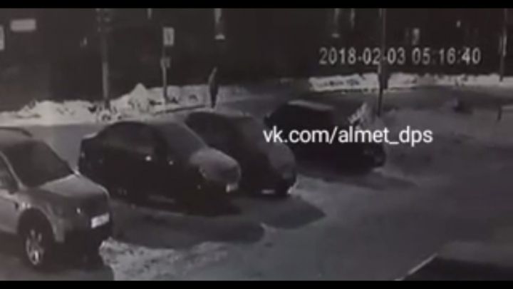Видео: Әлмәттә исерек полиция хезмәткәре җәяүлене бәрдергән