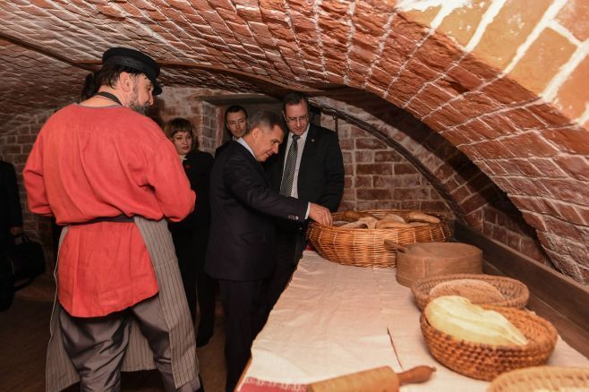 Татарстан Президенты яңартылган Горький һәм Шаляпин музеенда ипи пешереп карады