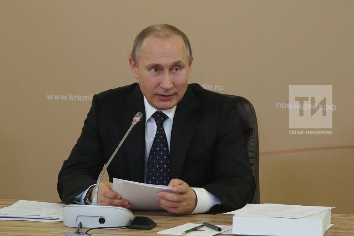 Путин минималь хезмәт хакын арттыру турындагы канунны имзалады