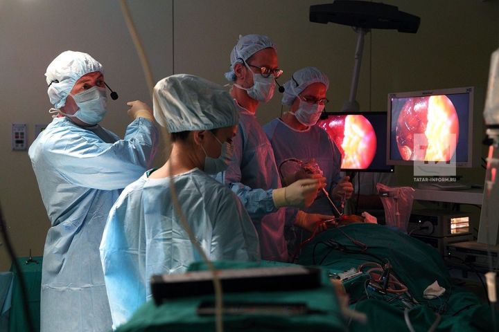 Америка хирурглары Россиянең дистәләгән табибы күз алдында пациентка операция ясады