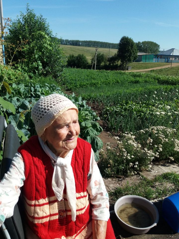 104 яшьлек Миңнезадә әби озын гомерле булуының серен ача