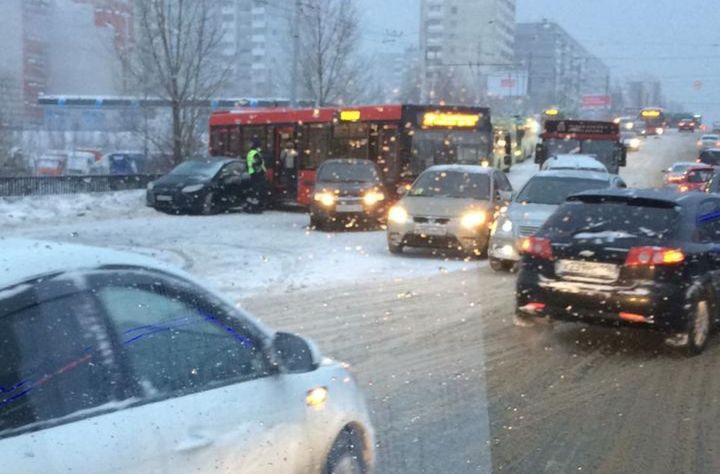 Казанда Кызыл автобус һәм ике җиңел машина бәрелешү нәтиҗәсендә кешеләр зыян күрде