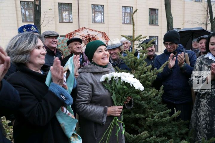 Г.Тукай исемендәге скверда Римма Ибраһимова агач утыртты