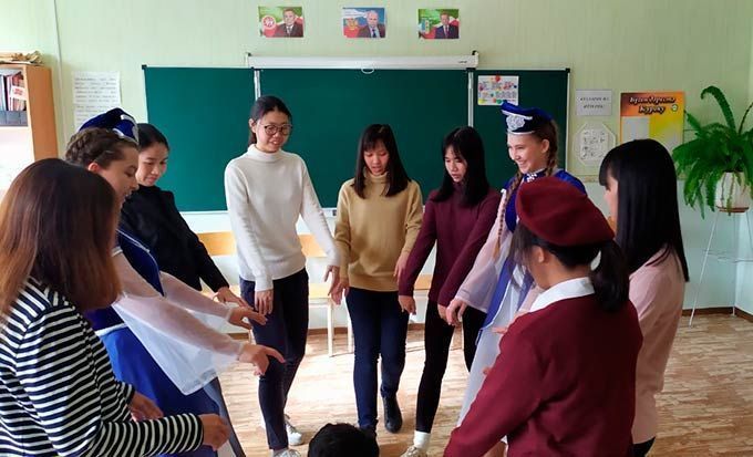 Таиланд укучылары Түбән Кама гимназиясендә татар телен өйрәнә