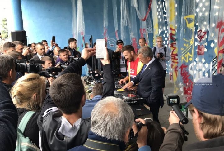 Рөстәм Миңнеханов Яшьләр көнендә граффити ясады һәм диджей пульты артына басты