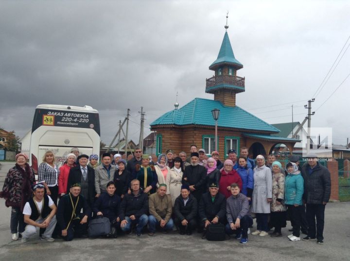 Чат татары: Без авыл мулласын кулга күтәреп йөрергә әзер