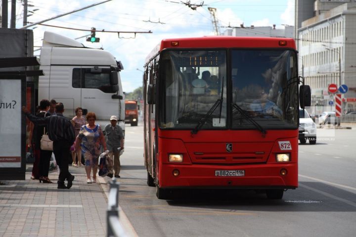 Казанда ачык ишекләр аркасында автобустан ике пассажир егылып төшкән