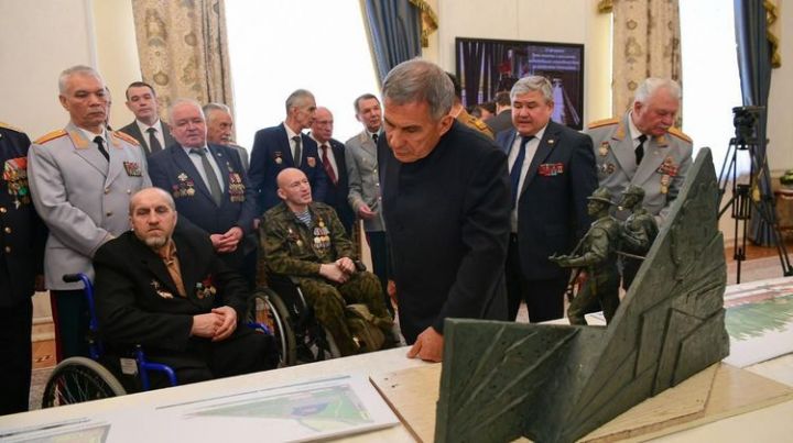 Миңнеханов Казанда әфган сугышчылары белән һәйкәл макеты турында сөйләште
