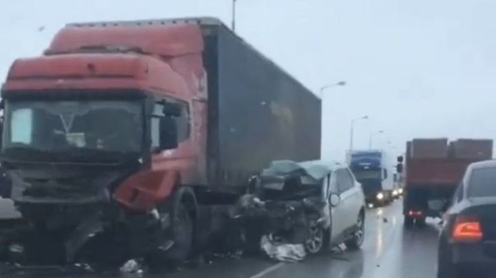 Татарстанда М7 трассасында «Мицубиси» фура белән бәрелешкән, ике кеше һәлак булган