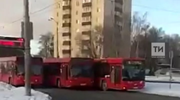 Казанда өч автобус бәрелешкән һәм хәрәкәтне чикләгәннәр