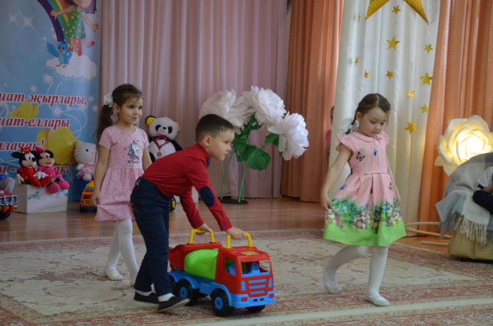 Россия Хезмәт министрлыгы балалар өчен түләүләрне күчерү тәртибен аңлатты