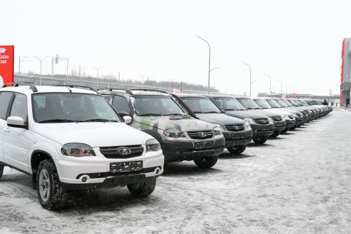 Рөстәм Миңнеханов Татарстанның авыл хуҗалыгы идарәләренә яңа автомобильләр тапшырды