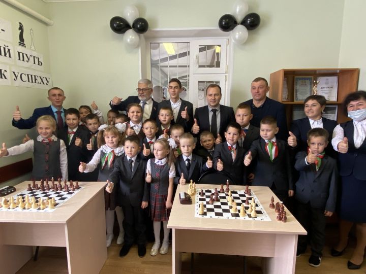 Депутат Марат Галиев мәктәпләргә шахмат уйнау комплектлары бүләк итте