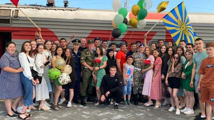 Туган-тумачалар җыелышкан, бар да гөрли, бар да сөенә: Олы Шыңар авыл җирлегендә 4 егет армия сафларыннан кайтты
