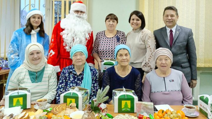 Финанс-бюджет палатасында эшләп чыккан өлкәннәрне чәй өстәленә чакырып хөрмәтләделәр