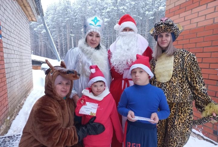 Сәламәтлек мөмкинлекләре чикләнгән балаларга -  Яңа ел күчтәнәчләре