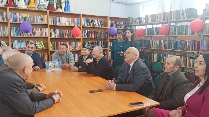 Район ветераннар Советы рәисе Фәнил Ильясовны юбилее белән котладылар