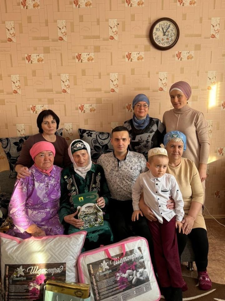 Күпне күргән, күпне кичергән Хәдичә апа Кәшипова 90 яшен каршылады